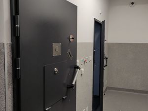 Na zdjęciu drzwi policyjnej celi