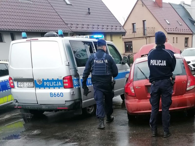 Na zdjęciu policjanci