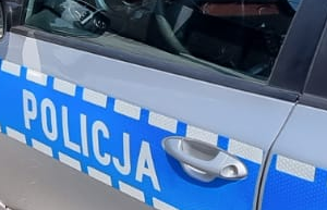 Napis Policja na drzwiach radiowozu