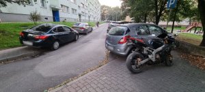 Na zdjęciu motocykl w tle pojazdy osobowe