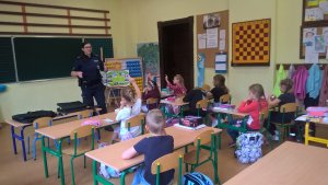 Na zdjęciu policjantka podczas wizyty w szkole