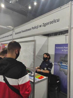 Na zdjęciu policjantka podczas targów pracy