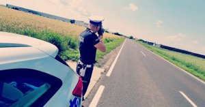 Na zdjęciu policjant mierzący prędkość