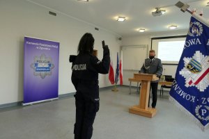 Na zdjęciu nowo przyjęta policjantka podczas ślubowania