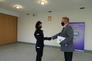 Na zdjęciu Komendant powiatowy Policji w Zgorzelcu gratuluje nowo przyjętej policjantce
