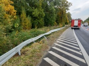 Na zdjęciu miejsce zdarzenia drogowego z widocznym pojazdem, który uczestniczył w zdarzeniu.