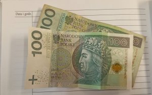 Na zdjęciu dwa banknoty o nominale 100 zł