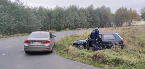 NA ZDJĘCIU NIEOZNAKOWANY POJAZD POLICJI WRAZ ZATRZYMANYM DO KONTROLI POJAZDEM MARKI VOLKSWAGEN