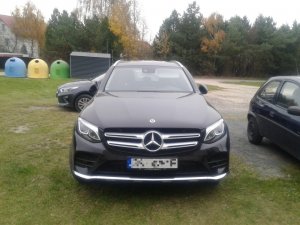 Na zdjęciu pojazd marki Mercedes koloru czarnego