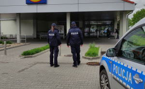 Na zdjęciu policjanci przed sklepem