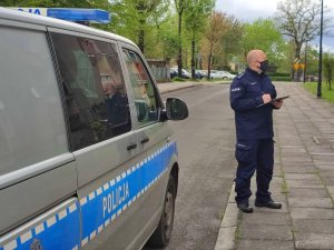 Na zdjęciu policjant przy radiowozie