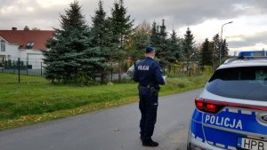 Na zdjęciu policjant sprawdzający kwarantannę