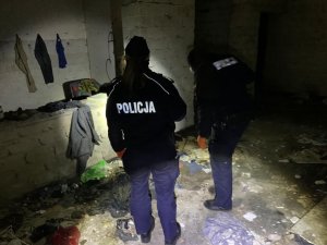 Na zdjęciu policjanci sprawdzają pustostan