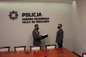 Na zdjęciu zastępca Komendanta Wojewódzkiego Policji we Wrocławiu i pełniący obowiązki Zastępcy Komendanta Powiatowego Policji w Zgorzelcu