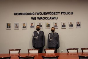 Na zdjęciu Komendant Powiatowy Policji w Zgorzelcu z nowym Zastępcą