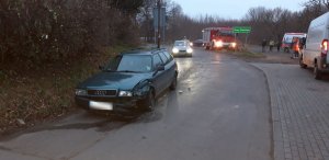 Na zdjęciu pojazd po kolizji, w tle pojazdy służbowe