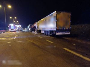 Na zdjęciu widać pojazd ciężarowy na autostradzie