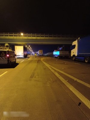 Na zdjęciu autostrada w tle pojazdy