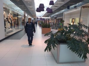 Na zdjęciu umundurowana policjantka w galerii handlowej