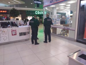 Na zdjęciu policjanci podczas interwencji w galerii