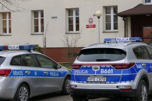 Na zdjęciu policyjne radiowozy przed Komendą Powiatową Policji w Zgorzelcu