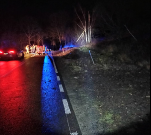 Na zdjęciu przewrócony pojazd i policjanci