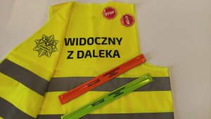 Na zdjęciu kamizelka i elementy odblaskowe