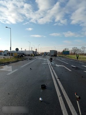Na zdjęciu miejsce zdarzenia drogowego z oddali