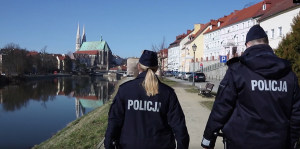 Na zdjęciu policjanci w tle budynki mieszkalne