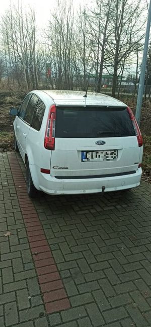 Na zdjęciu pojazd koloru białego