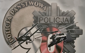 Wystawa z okazji 90-lecia Lotnictwa Policji, którą zobaczyć można w Komendzie Wojewódzkiej Policji we Wrocławiu