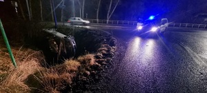 Na zdjęciu radiowóz na sygnałach oraz pojazd ściganego