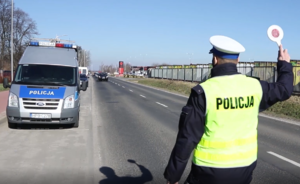 Na zdjęciu policjant zatrzymujący pojazdy