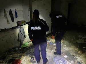 Na zdjęciu policjanci sprawdzający pustostan