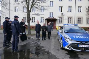 Na zdjęciu nowy radiowóz i uczestnicy uroczystości