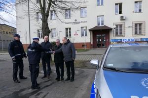 Na zdjęciu przekazanie kluczyków do raiowozu