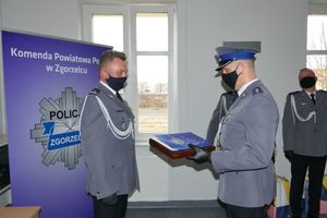 Na zdjęciu I Zastępca wręcza upominek Komendantowi Powiatowemu Policji w Zgorzelcu