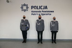 Na zdjęciu Komendant Powiatowy Policji w Zgorzelcu ze swoimi zastępcami