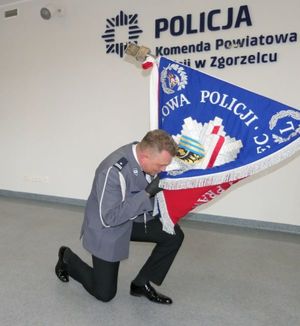 Na zdjęciu Komendant Powiatowy Policji w Zgorzelcu żegna się ze sztandarem