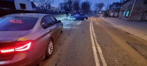 Nietrzeźwy w obszarze zabudowanym pędził 170 km/h, stracił panowanie nad pojazdem i uderzył w mur, rozbijając samochód.