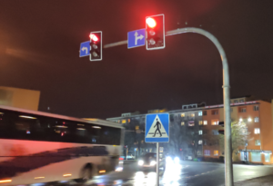 Na zdjęciu skrzyżowanie i znak przejścia dla pieszych