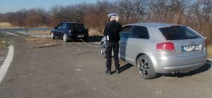 Na zdjęciu policjantka i dwa pojazdy