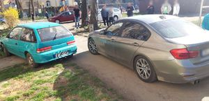 Na zdjęciu nieoznakowany radiowóz, przed nim pojazd koloru zielonego