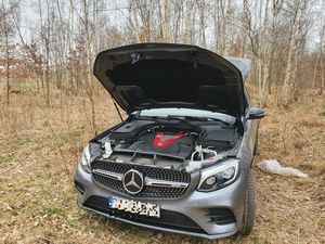 Na zdjęciu pojazd osobowy z otwarta maską