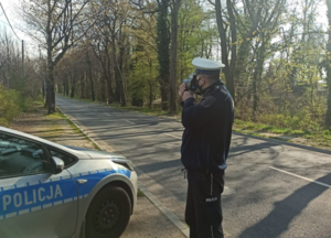 Na zdjęciu policjant z radarem