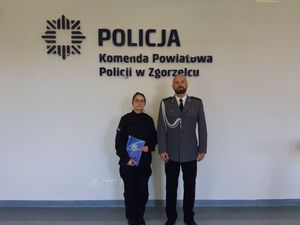 Na zdjęciu nowa funkcjonariuszka z Komendantem Powiatowym Policji w Zgorzelcu