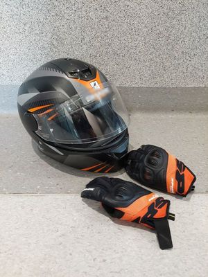 Na zdjęciu kask motocyklowy i rękawice