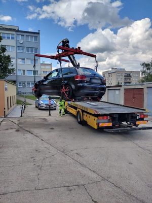 Na zdjęciu holownik podnoszący pojazd osobowy