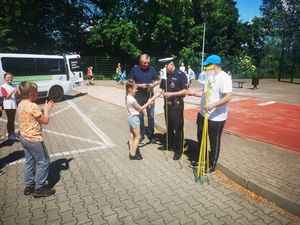 Na zdjęciu dzieci i policjant