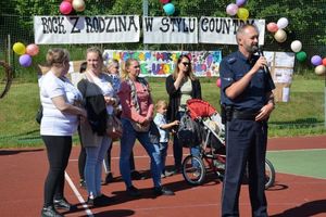 Na zdjęciu policjant podczas festynu